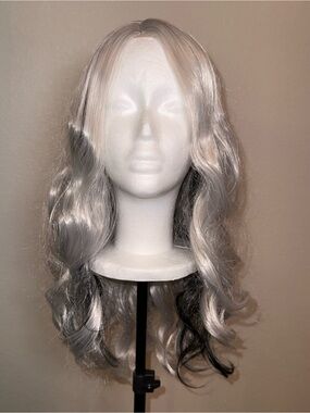 Silver Ombre Wavy Women's Wig - Stylish Heat-Resistant Synthetic Hair
